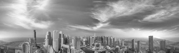 Letecký panoramatický pohled na Dubaj Marina mrakodrapů při západu slunce — Stock fotografie