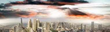 Dubai Yat Limanı gökdelenler batımında hava panoramik manzaralı