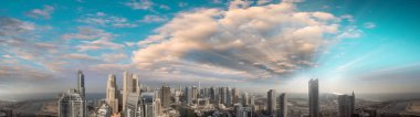 Dubai Yat Limanı gökdelenler batımında hava panoramik manzaralı