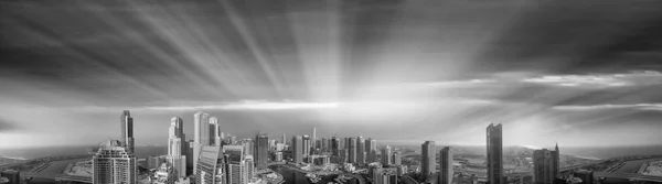 Luchtfoto zonsondergang uitzicht op de skyline van de stad — Stockfoto