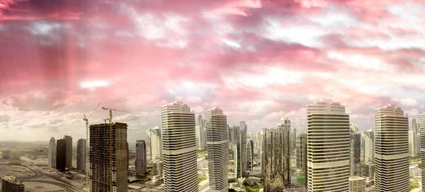 Εναέρια θέα το ηλιοβασίλεμα της Dubai Jumeirah Lakes Towers, Ηνωμένα Αραβικά Εμιράτα — Φωτογραφία Αρχείου