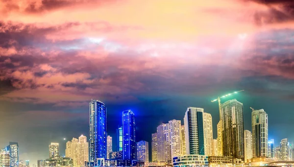 夕暮れ、アラブ首長国連邦ドバイ高層ビル反射 — ストック写真