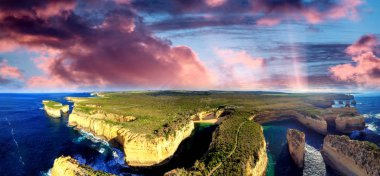 Günbatımı hava panoramik Loch Ard Gorge ve ada Arch, 