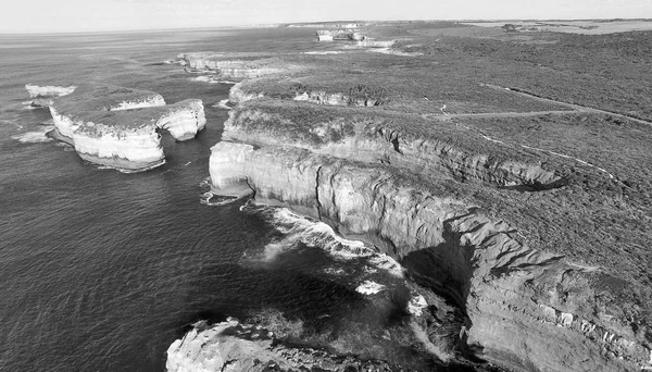 Letecký pohled na černé a bílé Loch Ard Gorge a ostrov Arch — Stock fotografie