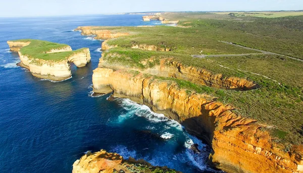 Vista aérea panorámica al atardecer del desfiladero de Loch Ard y el arco de la isla , — Foto de Stock