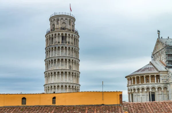 Torre y Catedral de Pisa desde antiguas murallas medievales —  Fotos de Stock