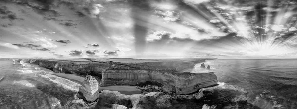 Чорно-білий панорамний вид з дванадцяти апостолів в сонць — стокове фото