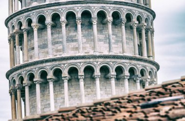 Antik surların Pisa Kulesi