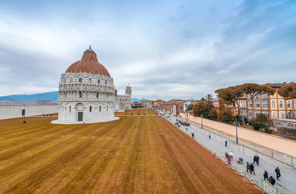 Plein van de wonderen, Pisa. Luchtfoto van oude stadsmuren — Stockfoto