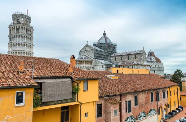 Torre y Catedral de Pisa desde antiguas murallas medievales —  Fotos de Stock