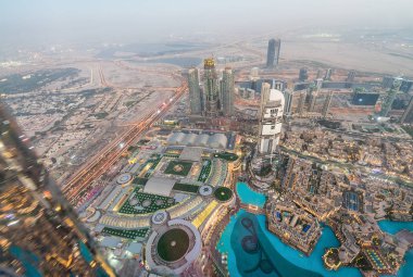 Yüksek noktadan Dubai Downtown gece havadan görünümü