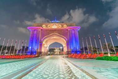 Emirates Sarayı giriş kapısı, Abu Dabi - Birleşik Arap Emirlikleri gece görünümü