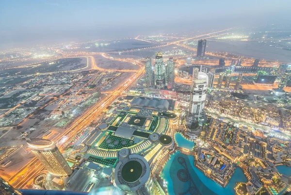 迪拜市中心晚上从高角度的鸟瞰图 — 图库照片
