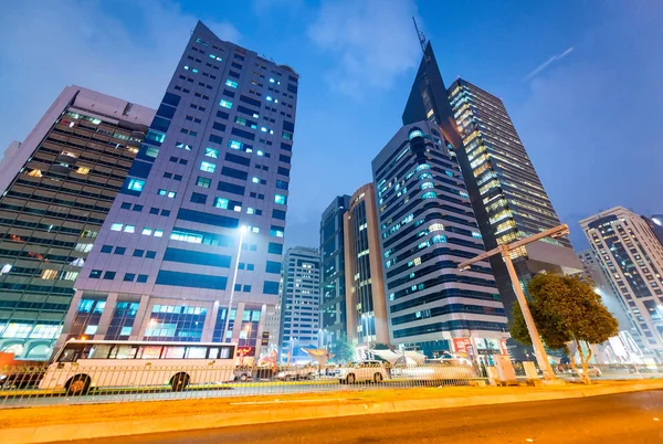 ABU DHABI, UAE - DECEMBER 7, 2016: Buildings in Downtown Abu Dha — Stock Photo, Image