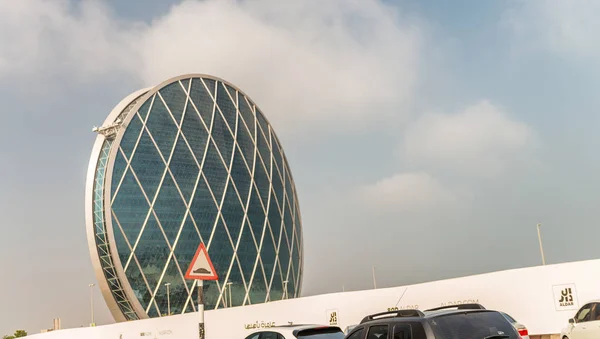 ABU DHABI, Emirados Árabes Unidos - DEZEMBRO 7, 2016: Edifício sede de Aldar , — Fotografia de Stock