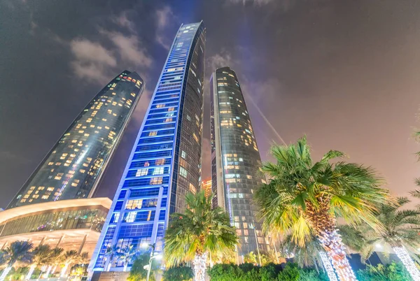Skyline nocturno de Abu Dhabi. Luces de ciudad —  Fotos de Stock