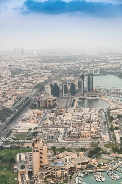 Luchtfoto skyline van Abu Dhabi, Verenigde Arabische Emiraten — Stockfoto