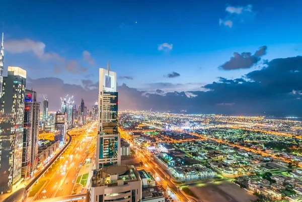 Downtown Dubai hava gün batımı manzarası. Sheikh Zayed boyunca binalar — Stok fotoğraf