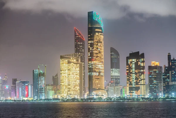 Abu Dhabi horizon nocturne, Émirats arabes unis — Photo