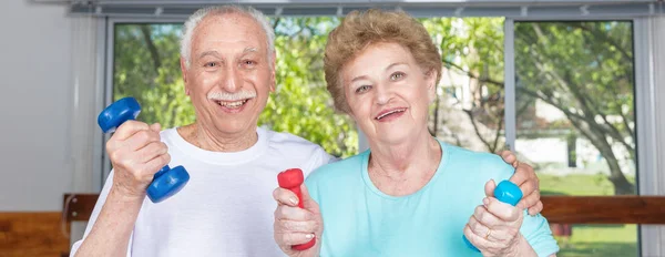 Äldre par att göra övningar i gymmet — Stockfoto