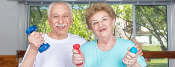 Casal de idosos fazendo exercícios no ginásio — Fotografia de Stock