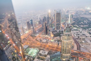 Yüksek noktadan Dubai Downtown gece havadan görünümü