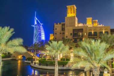Dubai. Madinat Jumeirah manzarası, gece