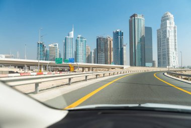 Dubai Yat Limanı binalar araba hareket