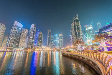 Dubai Yat Limanı gece manzarası yapay kanalı, Birleşik Arap Emirlikleri