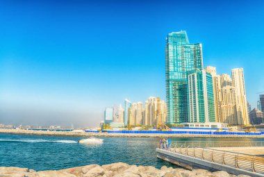 Dubai - Aralık 2016: Güneşli bir günde Marina binalar. Dubai adlı