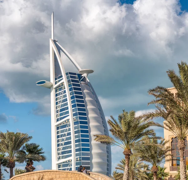 Dubai - 11. Dezember 2016: das luxuriöseste Hotel der Welt burj al — Stockfoto