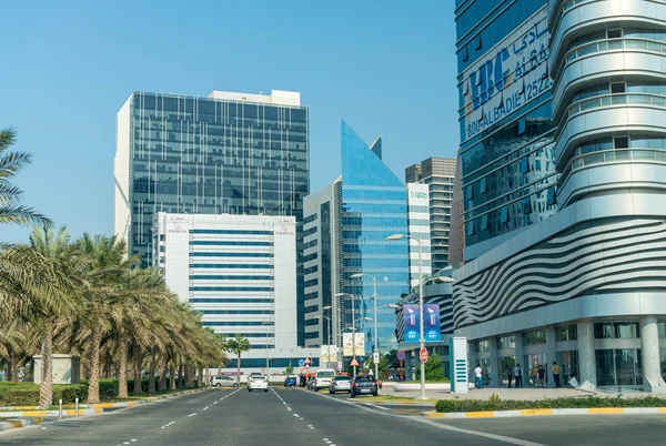 Abu Dhabi, Birleşik Arap Emirlikleri - 7 Aralık 2016: Şehir merkezindeki Abu Dha binalarda