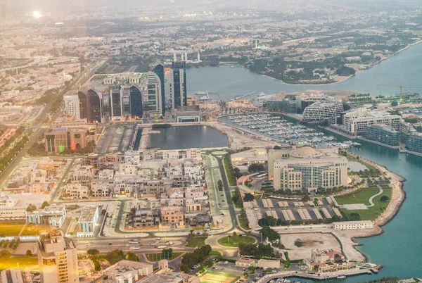 Luchtfoto skyline van Abu Dhabi, Verenigde Arabische Emiraten — Stockfoto
