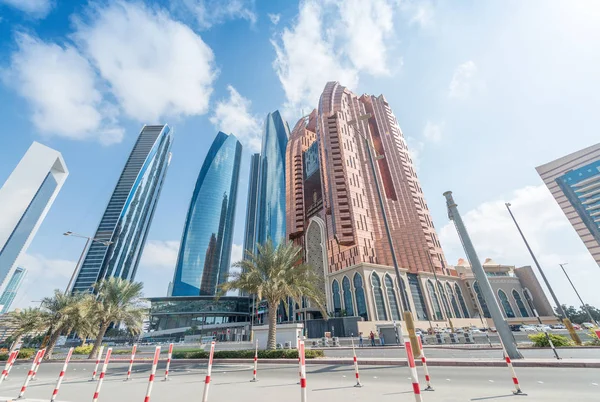ABU-ABI, UAE - DECEM7, 2016: Здания от Corniche Road . — стоковое фото