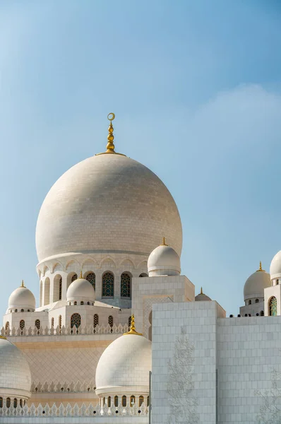 Cúpulas da Grande Mesquita do Xeque Zayed, Abu Dhabi - Emirados Árabes Unidos — Fotografia de Stock