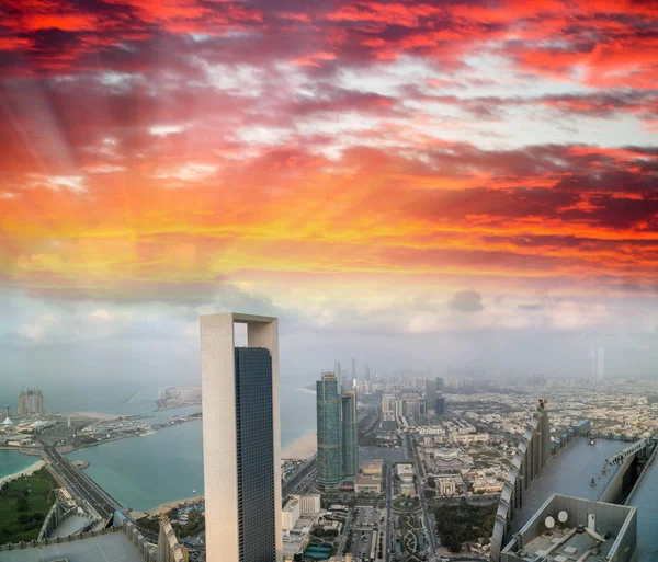 Skyline del tramonto aereo di Abu Dhabi da Corniche Road — Foto Stock