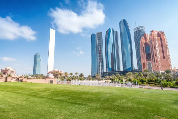 Skyline moderne d'Abu Dhabi, Émirats arabes unis — Photo