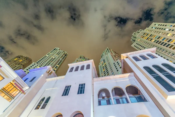 Noční ulice pohled staré a moderní budovy Dubai Marina - Spojené arabské emiráty — Stock fotografie