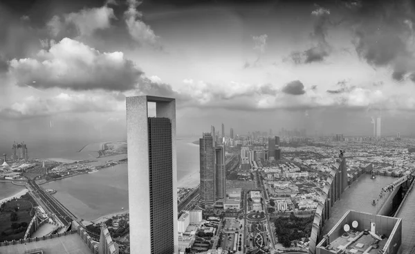 एबीयू डीएबीआई, संयुक्त अरब अमीरात 8 दिसम्बर 2016: पैनोरमिक सनसेट सिटी स्काईलाइन — स्टॉक फ़ोटो, इमेज