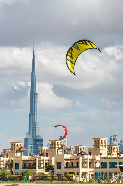 Dubai, Ηνωμένα Αραβικά Εμιράτα - 11 Δεκεμβρίου 2016: Χαρταετοί πετούν πάνω από την παραλία Kite. Ου — Φωτογραφία Αρχείου
