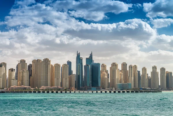 Μαρίνα του Ντουμπάι στον ορίζοντα μια νεφελώδη το απόγευμα — Φωτογραφία Αρχείου