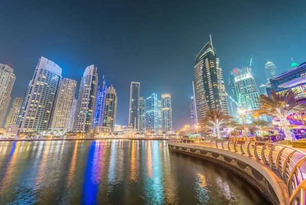 Dubai Marina horizon nocturne le long du canal artificiel, EAU — Photo