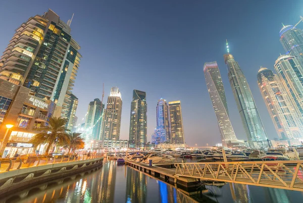 DUBAI - DEZEMBRO 2016: Edifícios Marina ao pôr-do-sol. Dubai atrair — Fotografia de Stock