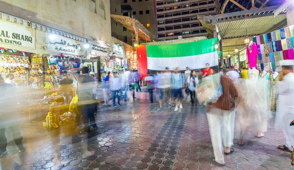 DUBAI, Emiratos Árabes Unidos - 9 de diciembre de 2016: Calle Dubai vieja por la noche con lo —  Fotos de Stock
