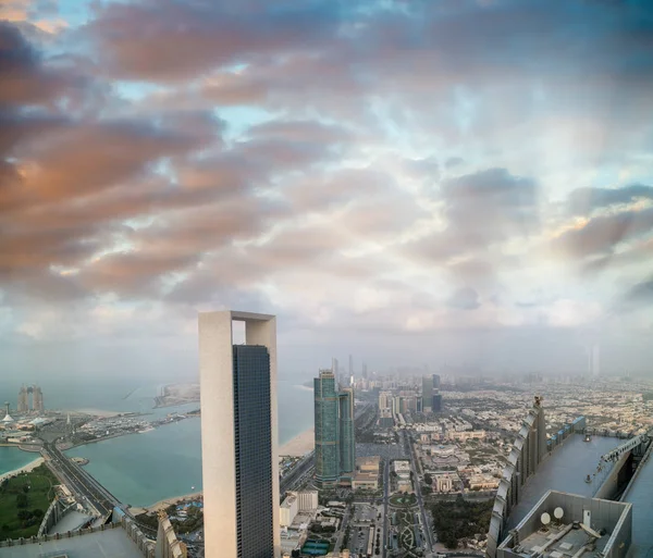 Abu Dhabi skyline do ar ao pôr do sol — Fotografia de Stock