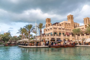 Dubai - 11 Aralık 2016: Madinat Jumeirah binalar ile kurulmasını