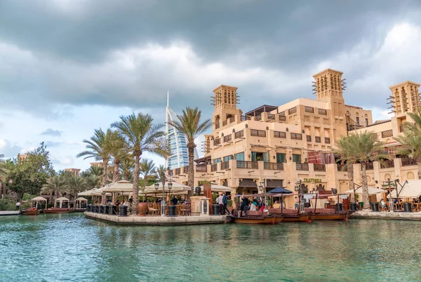 DUBAI - 11 DE DICIEMBRE DE 2016: Edificios Madinat Jumeirah con touri — Foto de Stock