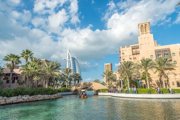 DUBAI - 11 DICEMBRE 2016: Edifici Madinat Jumeirah con touri — Foto Stock