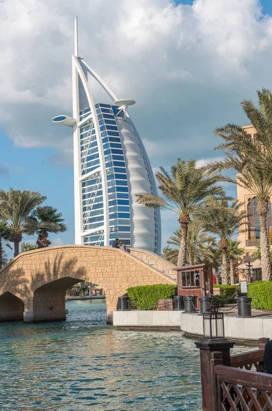 Ντουμπάι - 11 Δεκεμβρίου 2016: Στον κόσμο πιο πολυτελές ξενοδοχείο Burj Al — Φωτογραφία Αρχείου