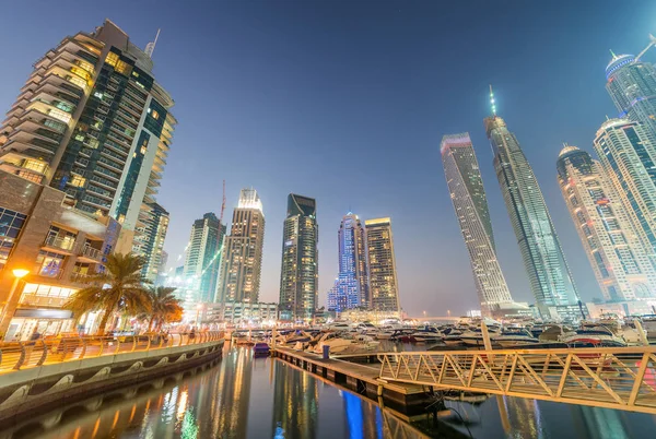 Dubai Marina linha do horizonte noturno ao longo do canal artificial, Emirados Árabes Unidos — Fotografia de Stock